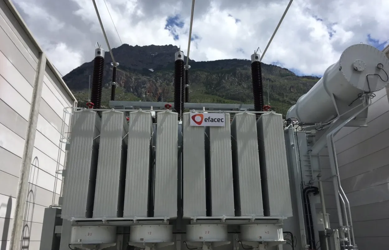 Photo d'un transformateur Efacec de 225/63 kV de plusieurs mètres de haut
