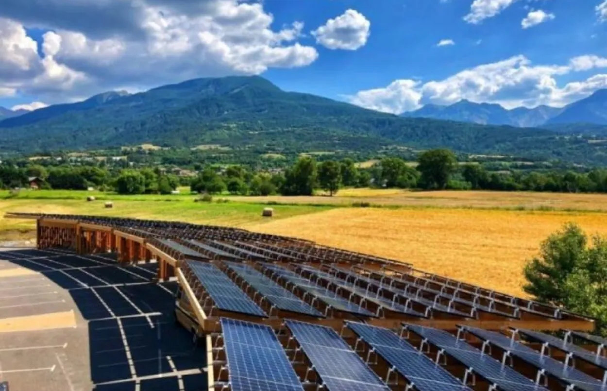 Photo d'une ombrière couverte de panneaux solaires, avec vue sur les panneaux
