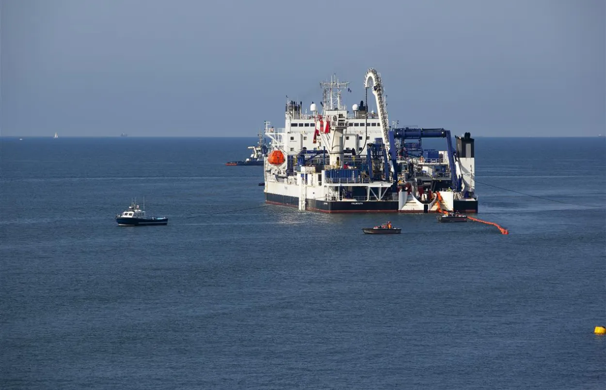 Photo d'un navire câblier déposant du câble en mer