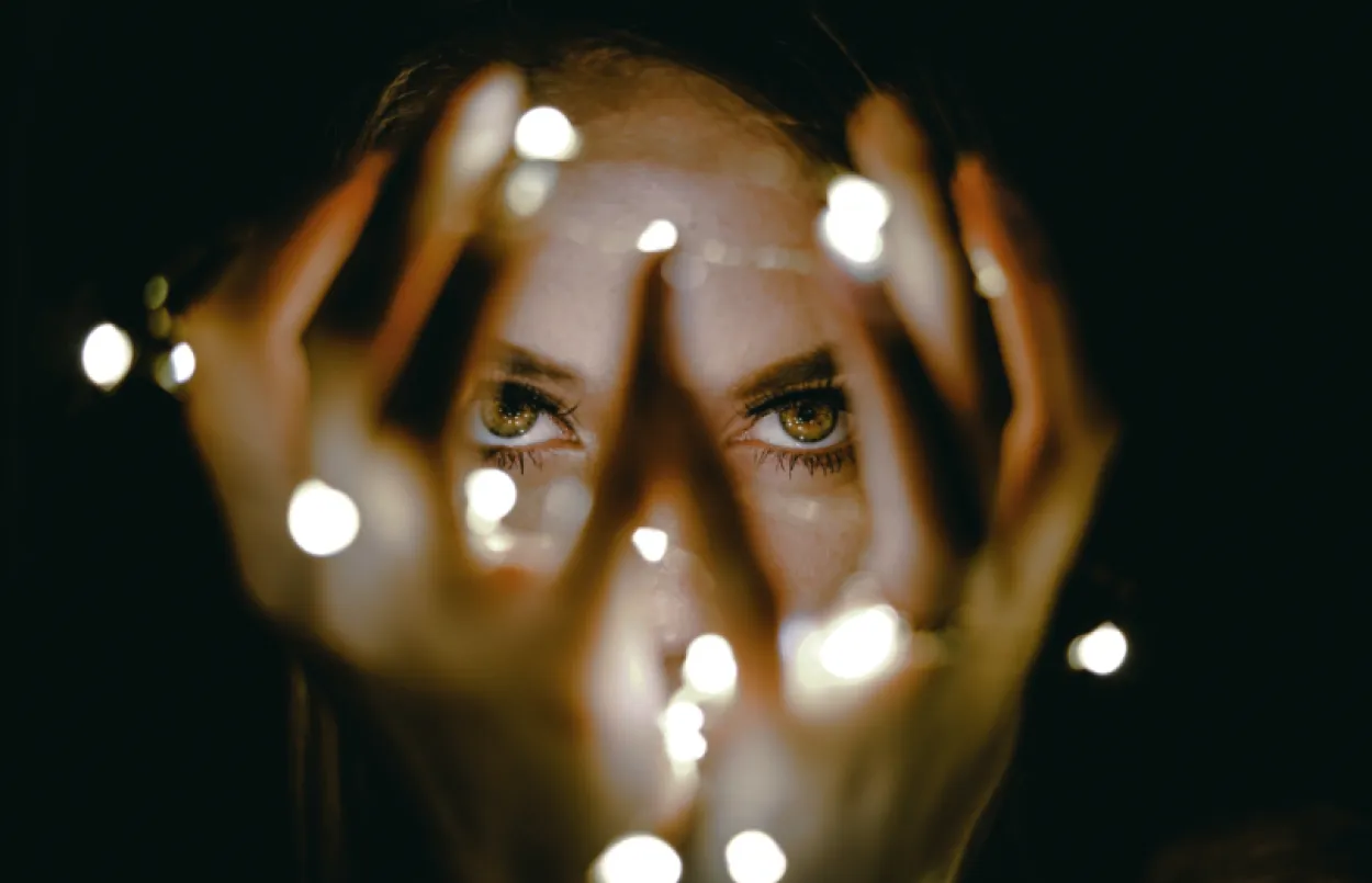 Woman & lights - crédit Rhett Wesley