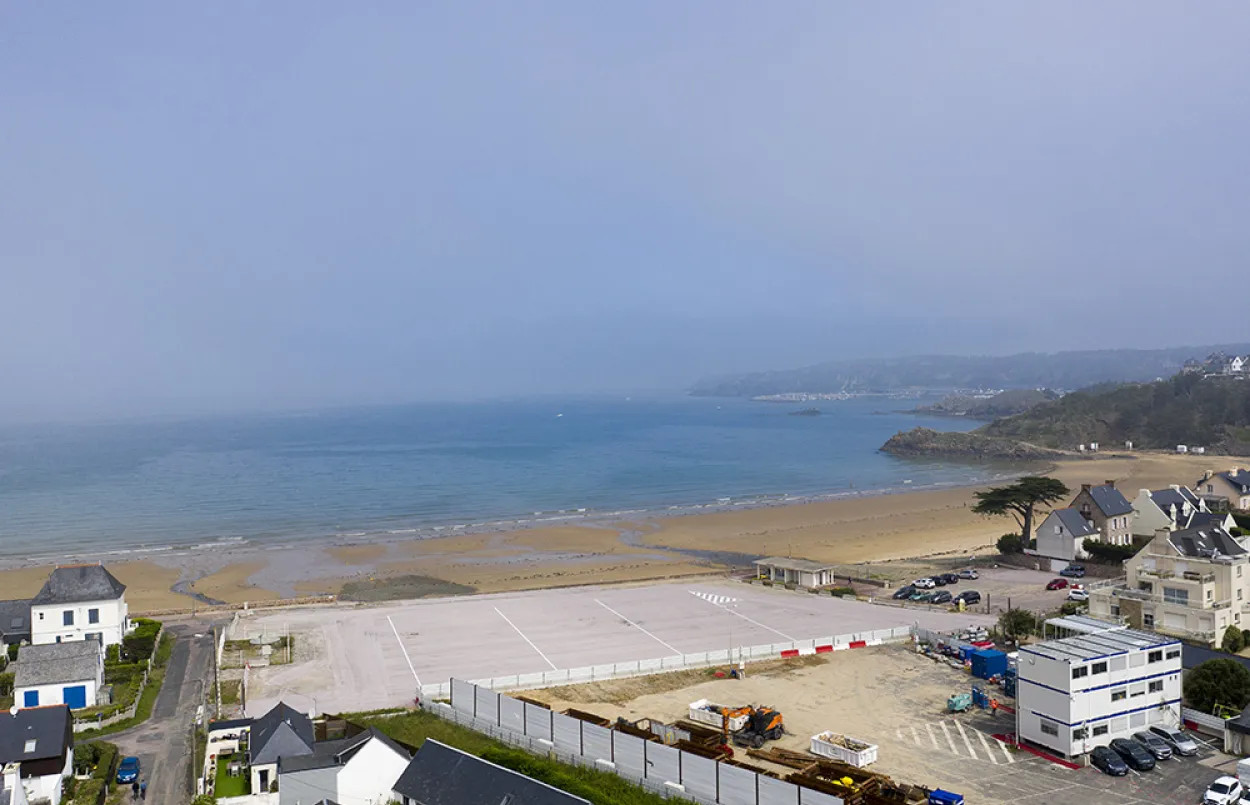 Photo de la plage de Caroual - Erquy avec une vue sur le chantier