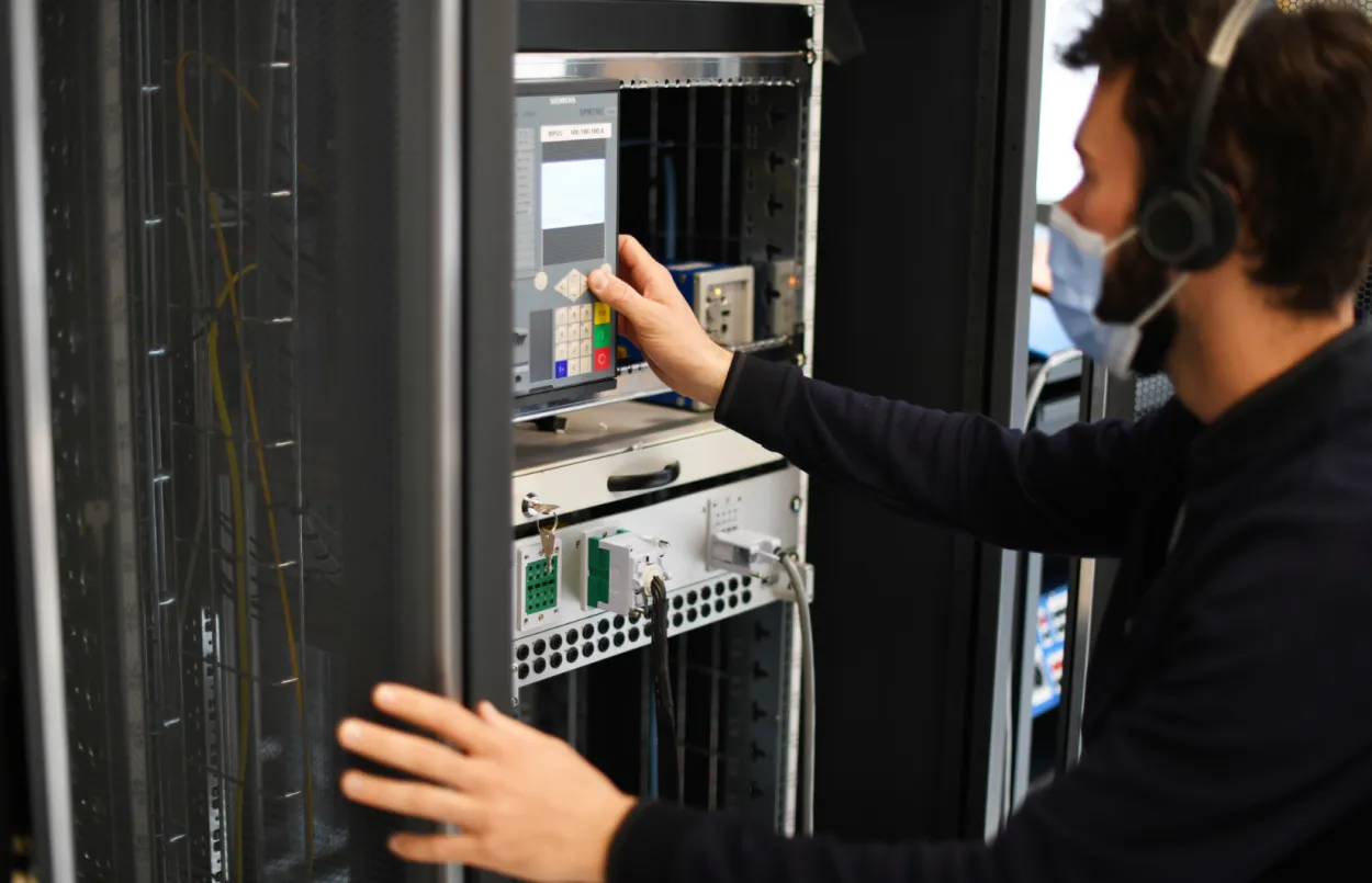 Campus Transfo - Un ingénieur au contrôle commande - Plateforme RSPACE