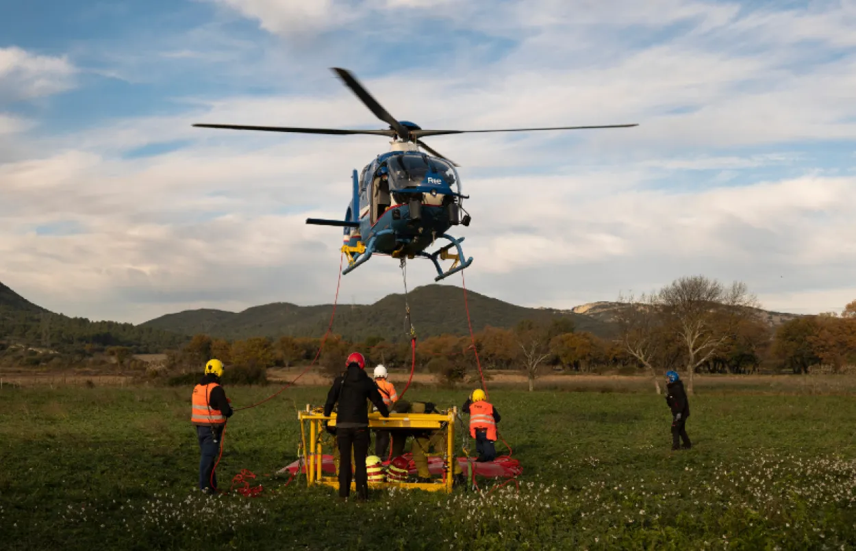 Image hélicoptère RTE qui décolle pour poser des balises avifaunes