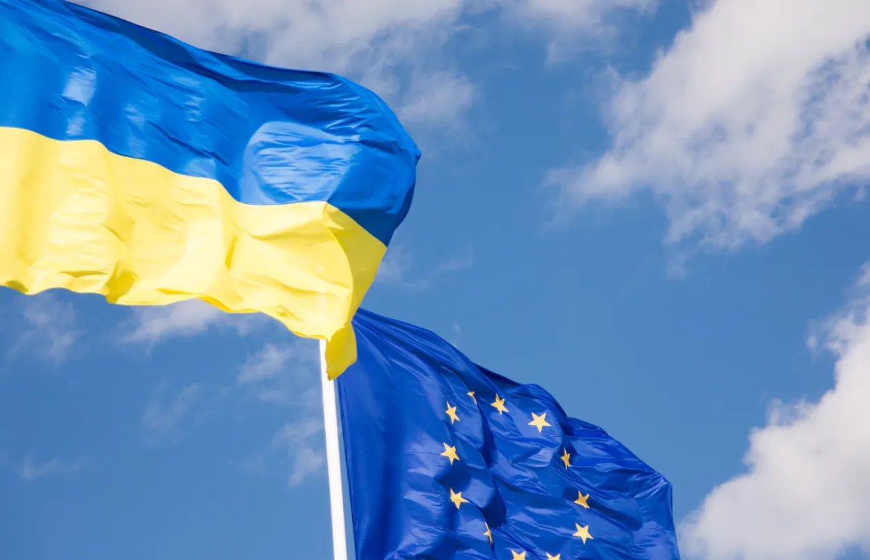 Drapeau européen et drapeau ukrainien