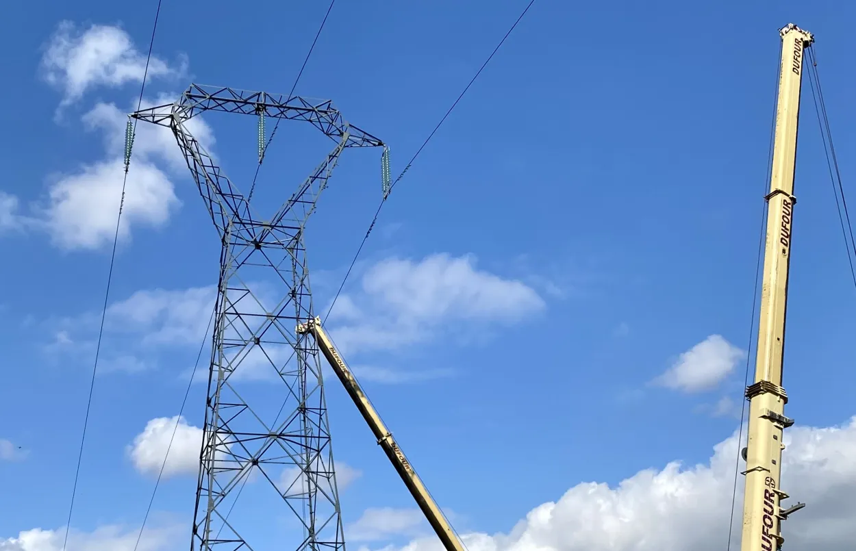 Installation d'un pylône électrique