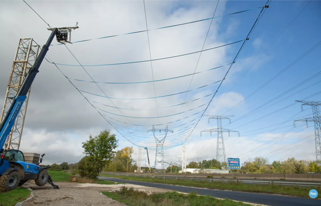 Déroulage de câbles haute tension - Vignette