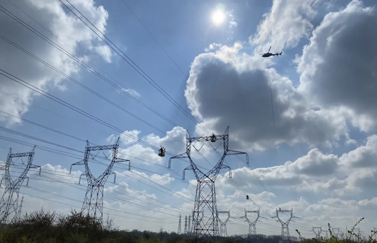 Hélicoptère au dessus de pylones