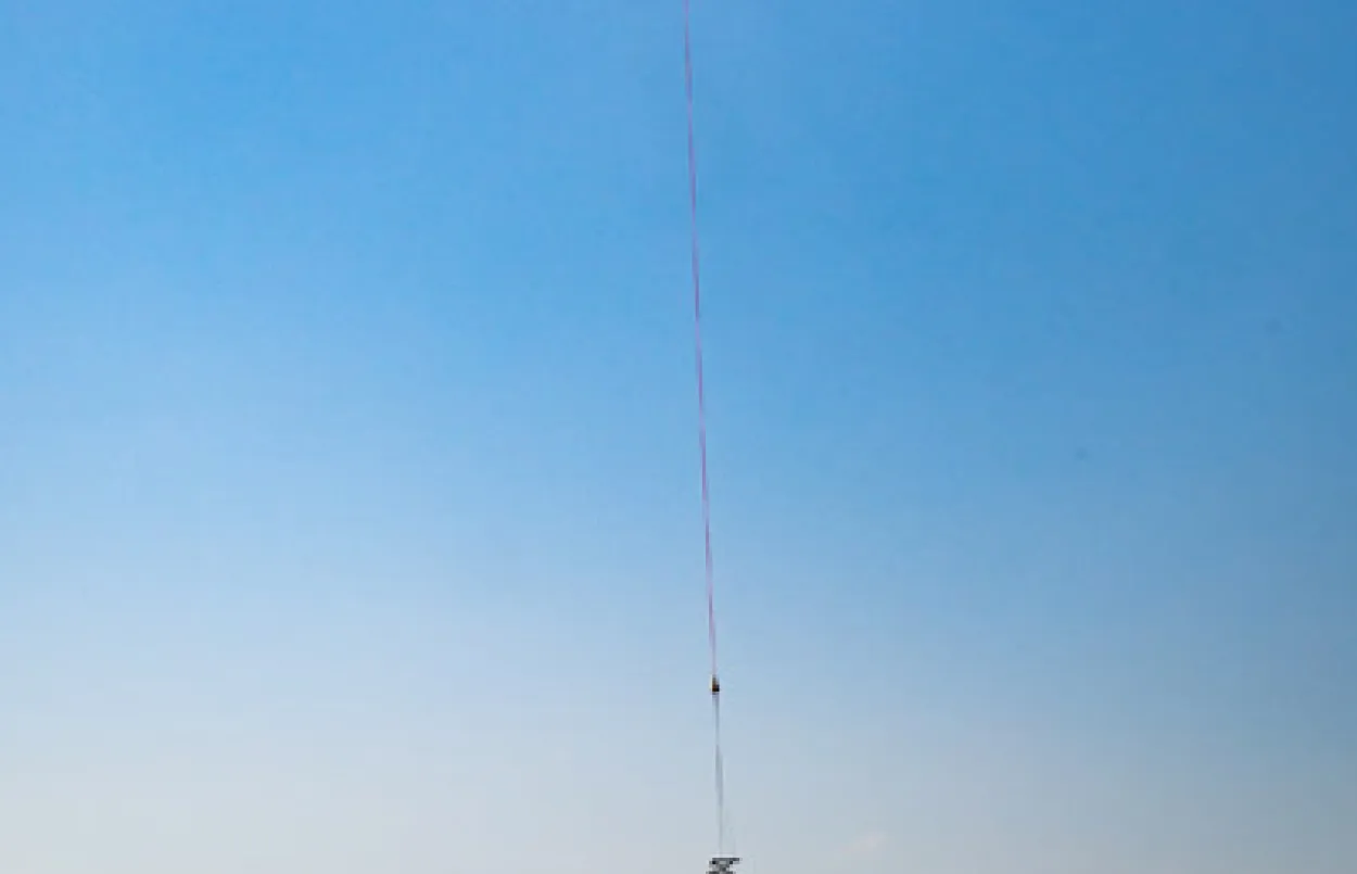 Hélicoptère portant un pylone