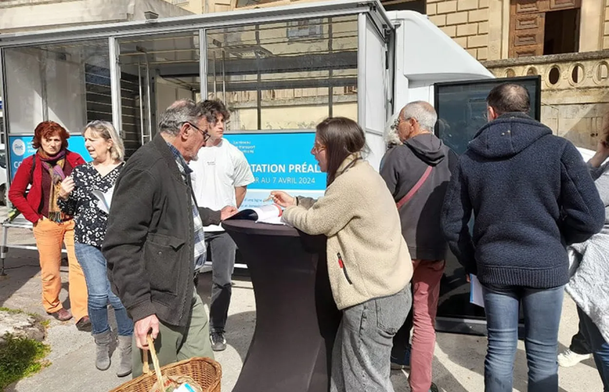 Photo de personnes en train de discuter au marché du boulevard des Lices à Arles