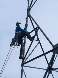 Réparation sur une ligne électrique haute-tension essentielle à l’alimentation dans le Gard