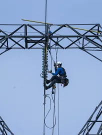 Réparation sur une ligne électrique haute-tension essentielle à l’alimentation dans le Gard