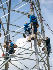 Travailleurs sur une ligne Haute Tension