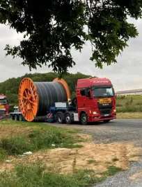 Photo de transport de bobines de câbles sur deux camions