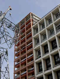 Démontage des premiers pylônes électriques présents sur le Village des Athlètes à Saint-Denis (93) - 1