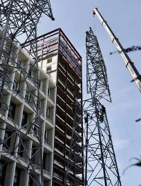 Démontage des premiers pylônes électriques présents sur le Village des Athlètes à Saint-Denis (93) - 3