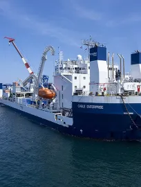 Photo d'un navire câblier lors des dernières opérations en mer pour raccorder le parc éolien offshire du Calvados