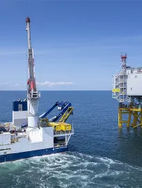 Photo de la grue qui équipe le navire câblier