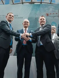 Photo des signataires du contrat pour la construction de 3 plateformes électriques à courant continu en mer et de 3 stations de conversion terrestres des parcs éoliens en mer