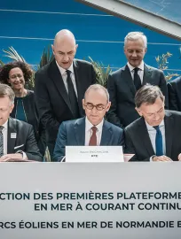 Photo lors de la signature du contrat pour la construction de 3 plateformes électriques à courant continu en mer et de 3 stations de conversion terrestres des parcs éoliens en mer