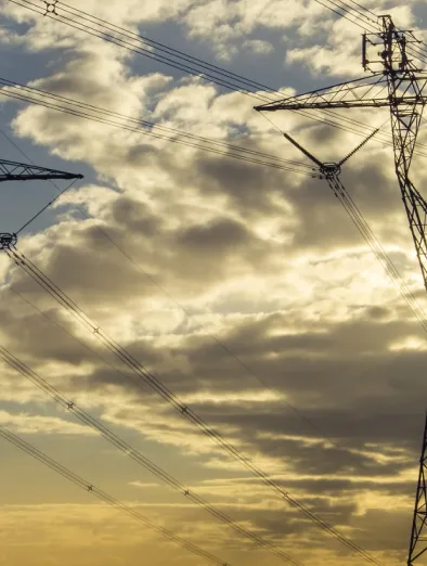  Pylônes et paysage nuageux