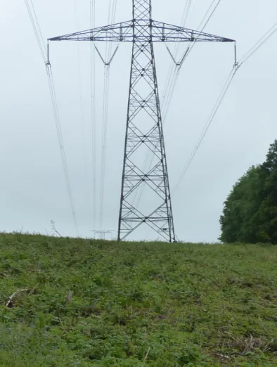 Gyrobroyage relevé sous une ligne électrique