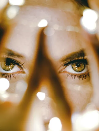 Woman & lights - crédit Rhett Wesley