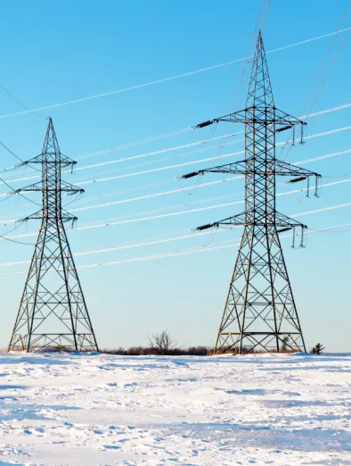 Pylônes électriques sous la neige en hiver