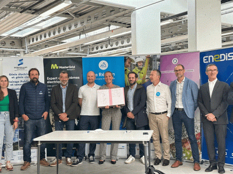 Photo de groupe lors de l'inauguration de la nouvelle classe "réseaux électriques" 
