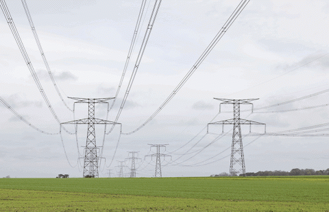 2 lignes électriques avec 2 poteaux au milieu d'un champ