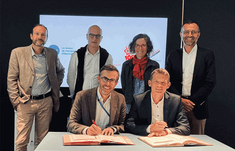 5 personnes prises en photo lors de la signature d'une convention pour faciliter l’emploi des personnes en difficulté sur la région Auvergne-Rhône-Alpes